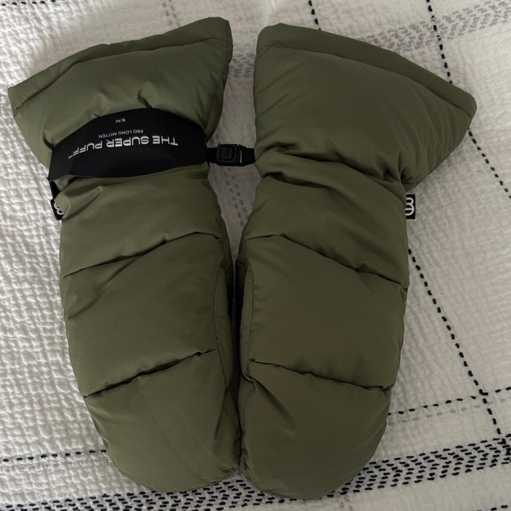 The Super Puff by Aritzia Olive Quilted Mittens